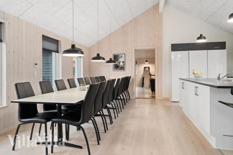 Det er plass til 20 personer i det store lyse oppholdsrommet i luksushus nr. 732.