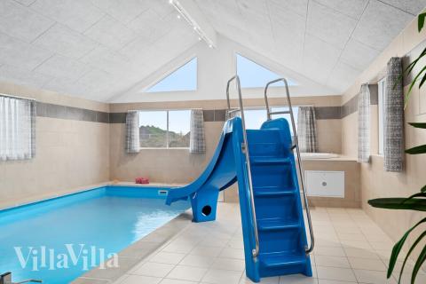 Feriehus 732 har et flott basseng med sklie, et stort innebygd boblebad og en badstue