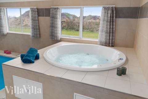 Nyt varmen i boblebadet i luksushus nr. 732 i Tyskland