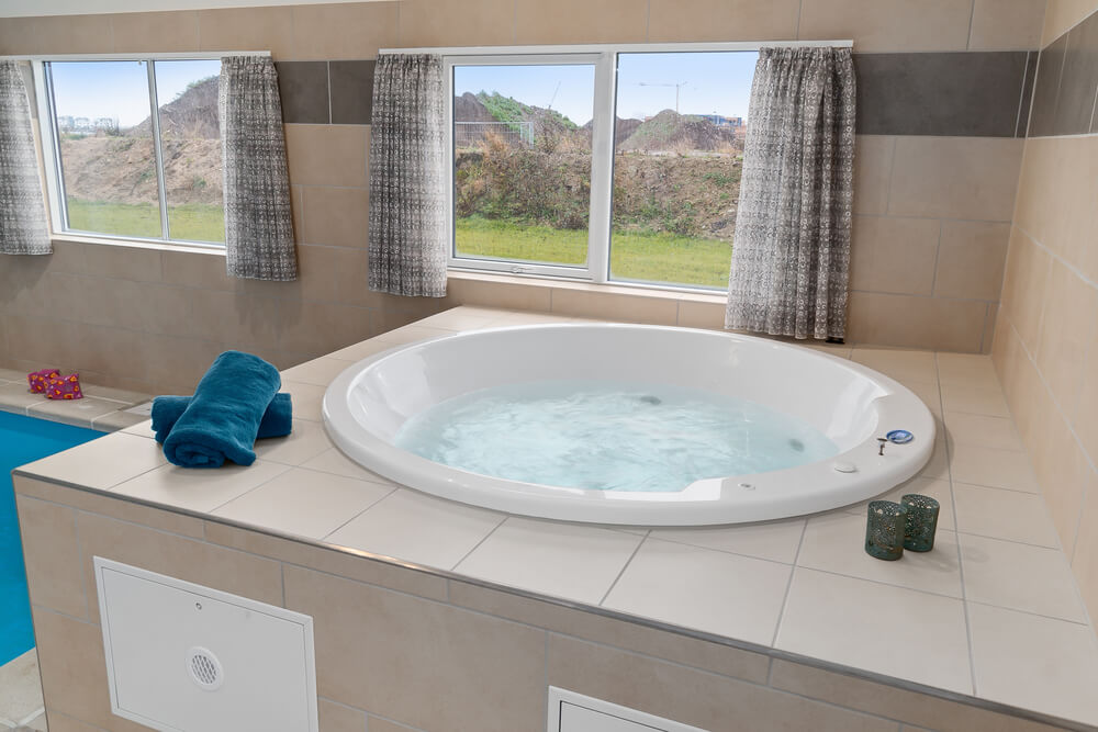 Nyt varmen i boblebadet i luksushus nr. 732 i Tyskland
