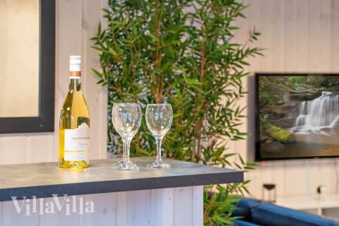 De lekre feriehusene tilbyr blant annet egen bar, som denne i luksushus nr. 732 i Tyskland