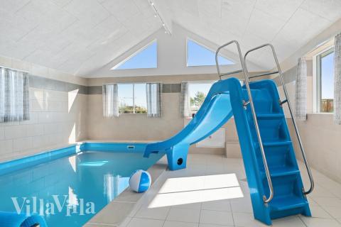 Feriehus 731 har et flott basseng med sklie, et stort innebygd boblebad og en badstue