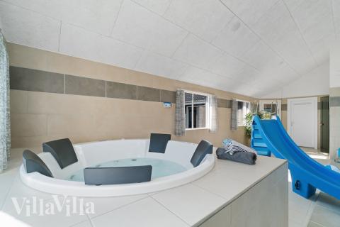 Nyt varmen i boblebadet i luksushus nr. 731 i Tyskland