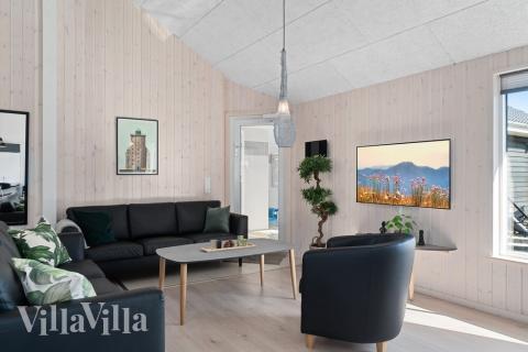 Det er plass til 20 personer i det store lyse oppholdsrommet i luksushus nr. 731.