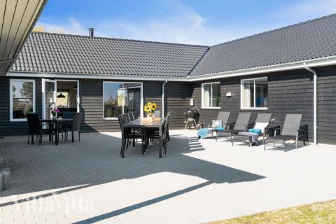 På terrassen i feriehus nr. 731 er det plass til 20 personer.