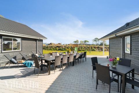 Luksushus nr. 731 har en deilig terrasse med gode hagemøbler til 20 personer.