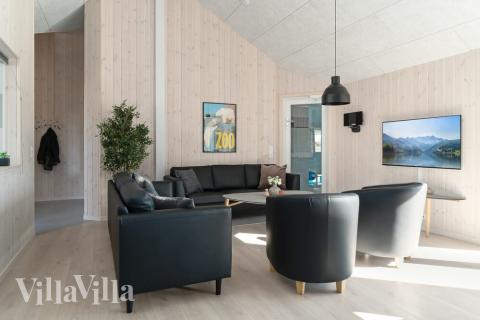 Det er plass til 24 personer i det store lyse oppholdsrommet i luksushus nr. 729.