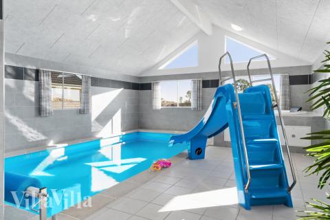 Det flotte bassenget i luksushus nr. 729 til 24 personer