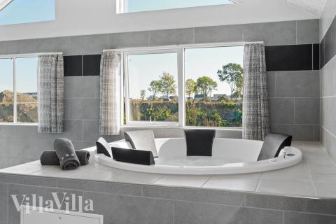 Nyt varmen i boblebadet i luksushus nr. 729 i Tyskland