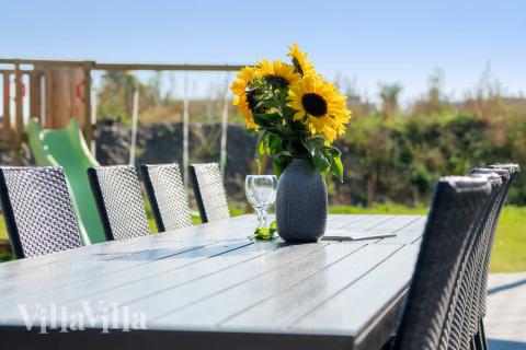 På terrassen i feriehus nr. 729 er det plass til 24 personer.