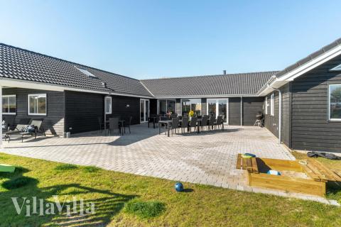 Luksushus nr. 729 har en deilig terrasse med gode hagemøbler til 24 personer.