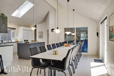 Det er plass til 18 personer i det store lyse oppholdsrommet i luksushus nr. 503.