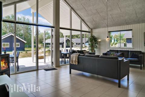 Sofaen i luksushus nr. 503 i Lolland/Falster/Møn er perfekt for å hygge seg med et brettspill eller se en film sammen.