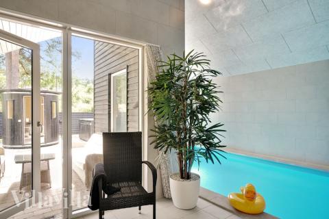 Feriehus 519 har et flott basseng med sklie, et stort innebygd boblebad og en badstue