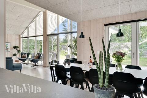 Det er plass til 14 personer i det store lyse oppholdsrommet i luksushus nr. 519.