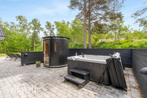 Nyt varmen i boblebadet i luksushus nr. 519 i Lolland/Falster/Møn
