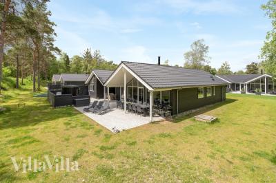 Dette lekre huset med svømmebasseng, nr. 519, med plass til 14 personer, ligger i Lolland/Falster/Møn