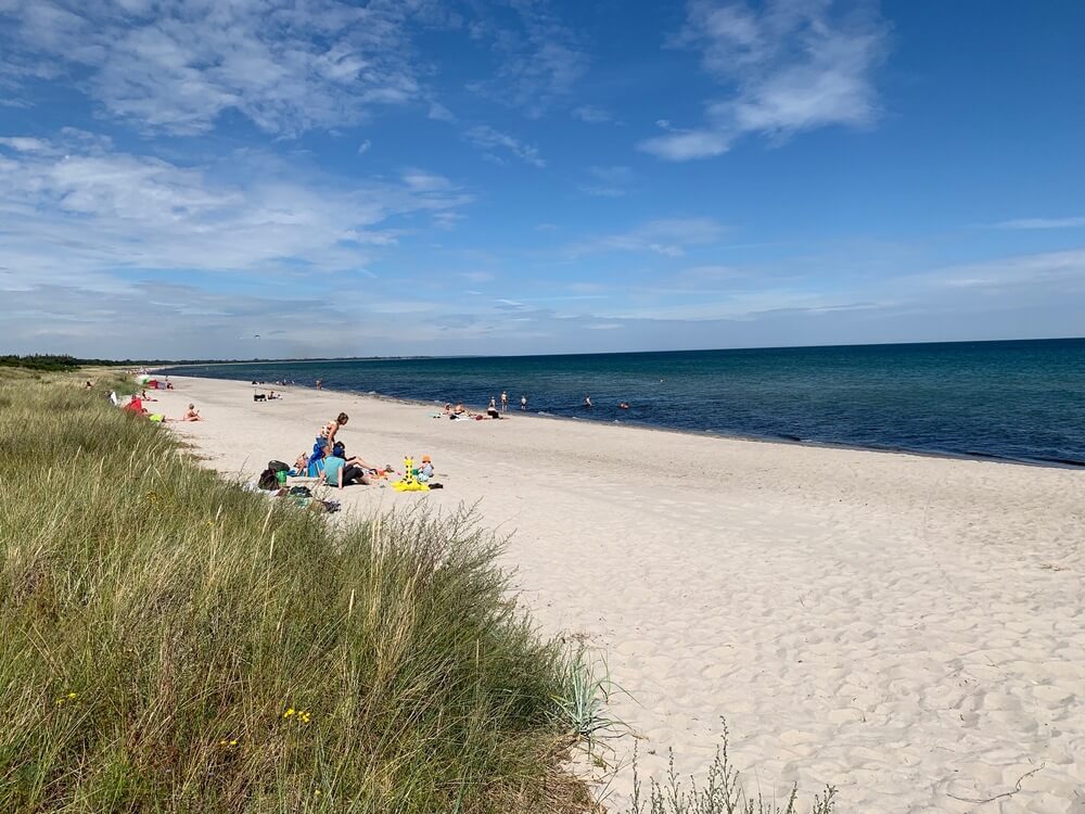 I det attraktive feriehuset nr. 511 i Lolland/Falster/Møn finnes det mengder av utendørsaktiviteter, som leketårn og huskestativ.