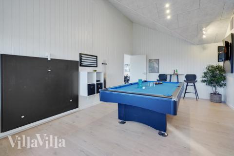 Luksushus nr. 511 til 14 personer tilbyr et stort aktivitetsrom med bl.a. biljard og dart