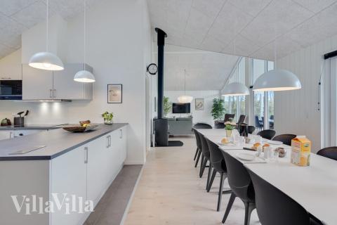 Det er plass til 14 personer i det store lyse oppholdsrommet i luksushus nr. 511.