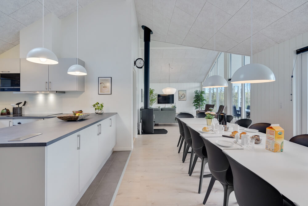 Det er plass til 14 personer i det store lyse oppholdsrommet i luksushus nr. 511.