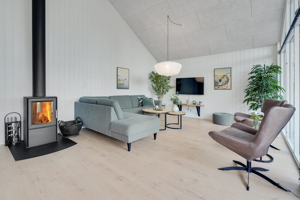 Sofaen i luksushus nr. 511 i Lolland/Falster/Møn er perfekt for å hygge seg med et brettspill eller se en film sammen.