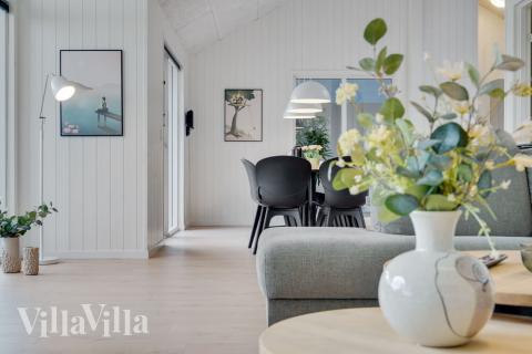 Det er god plass til hygge i feriehusets sofagruppe under oppholdet i luksushus nr. 511