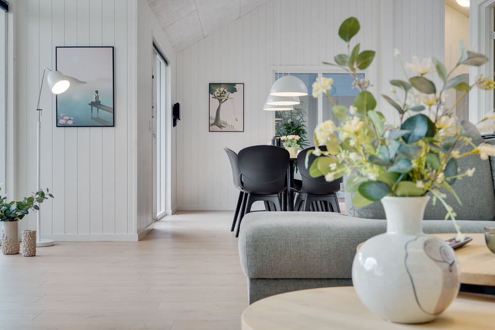 Det er god plass til hygge i feriehusets sofagruppe under oppholdet i luksushus nr. 511