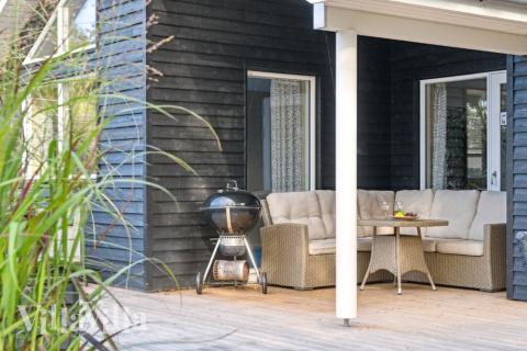 Nyt en grillkveld på terrassen i luksushus nr. 511 i Lolland/Falster/Møn