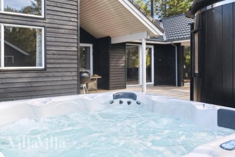 Nyt varmen i boblebadet i luksushus nr. 511 i Lolland/Falster/Møn