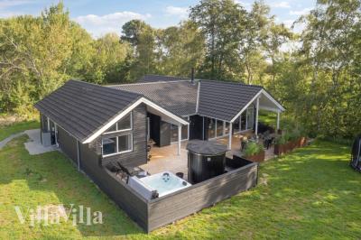 Dette lekre huset med svømmebasseng, nr. 511, med plass til 14 personer, ligger i Lolland/Falster/Møn