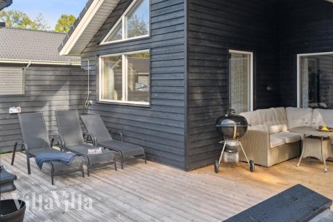 På terrassen i feriehus nr. 511 er det plass til 14 personer.