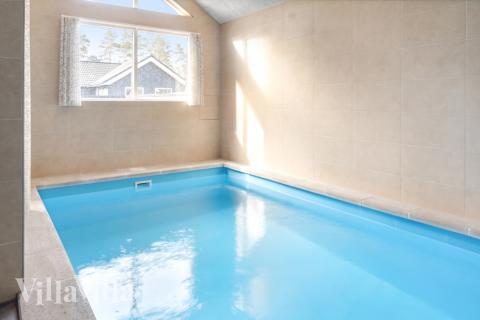 Det flotte bassenget i luksushus nr. 511 til 14 personer