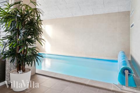 Feriehus 511 har et flott basseng med sklie, et stort innebygd boblebad og en badstue