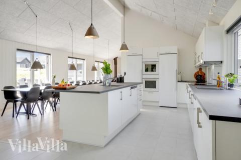 Kjøkkenet i luksushus nr. 491 er fullt utstyrt så dere lett kan lage mat til 30 personer.