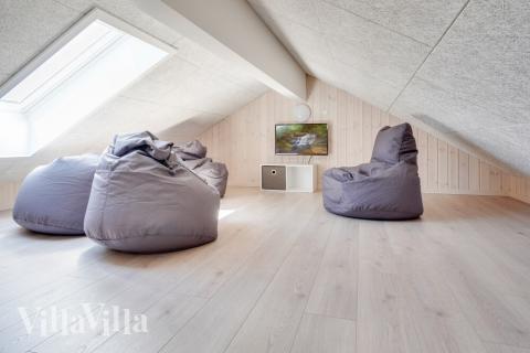 Noen av de 30 soveplassene i luksushus nr. 491 finnes på hems