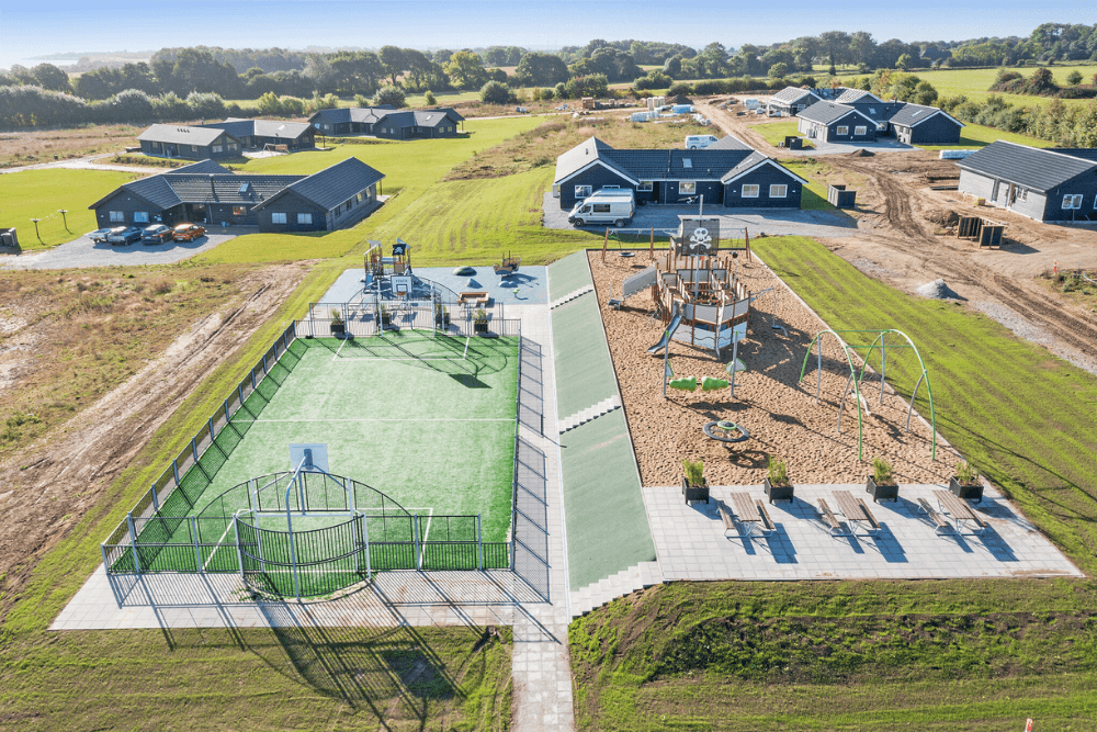 I det attraktive feriehuset nr. 491 i Sydjylland finnes det mengder av utendørsaktiviteter, som leketårn og huskestativ.