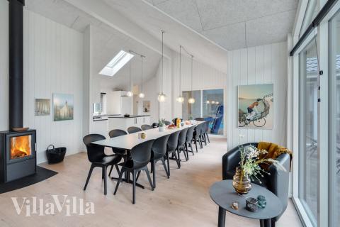 Det er plass til 16 personer i det store lyse oppholdsrommet i luksushus nr. 513.