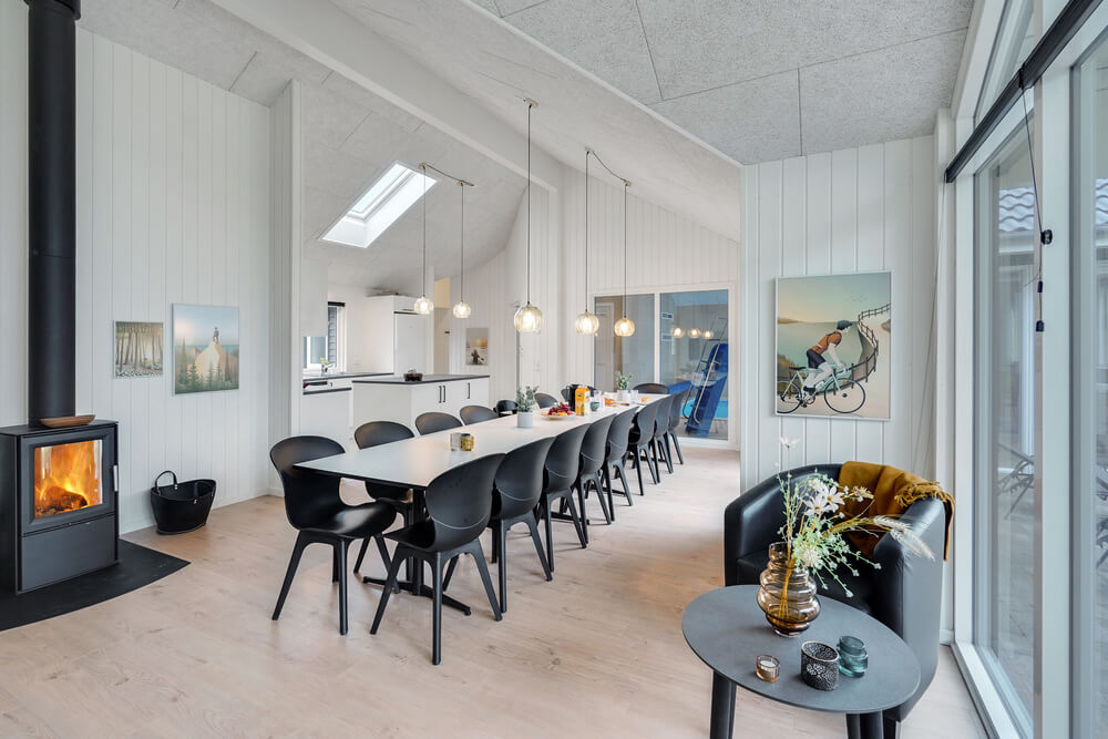 Det er plass til 16 personer i det store lyse oppholdsrommet i luksushus nr. 513.