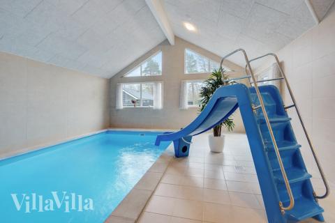 Feriehus 513 har et flott basseng med sklie, et stort innebygd boblebad og en badstue