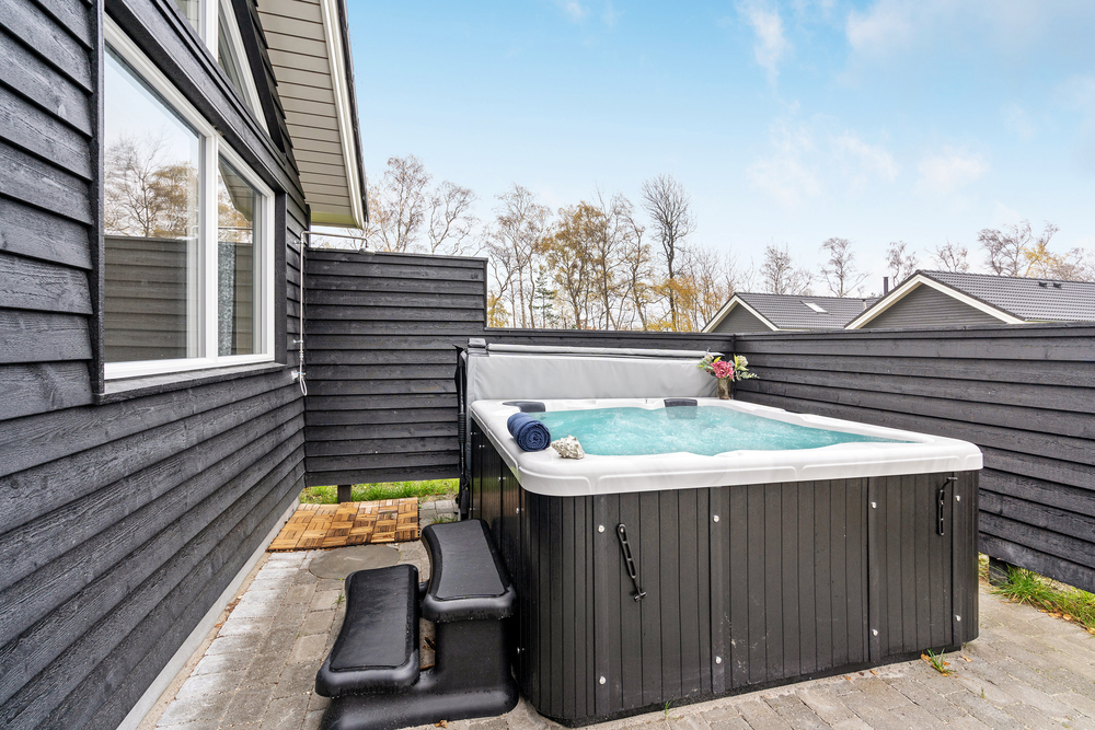Nyt varmen i boblebadet i luksushus nr. 513 i Lolland/Falster/Møn