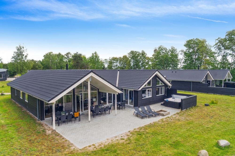 Dette lekre huset med svømmebasseng, nr. 513, med plass til 16 personer, ligger i Lolland/Falster/Møn