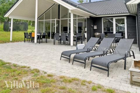 På terrassen i feriehus nr. 513 er det plass til 16 personer.