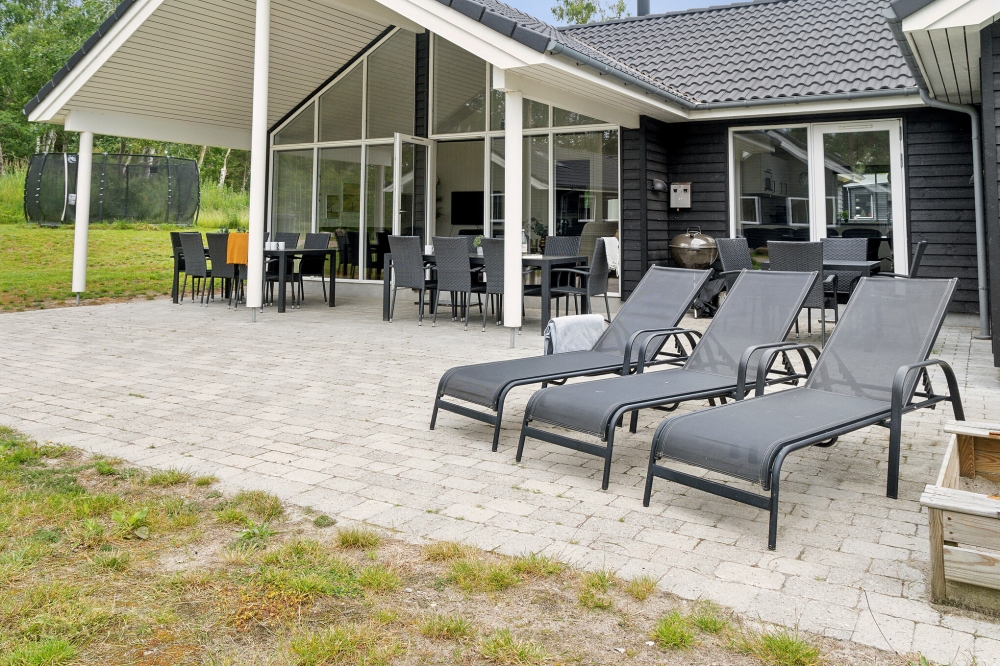På terrassen i feriehus nr. 513 er det plass til 16 personer.