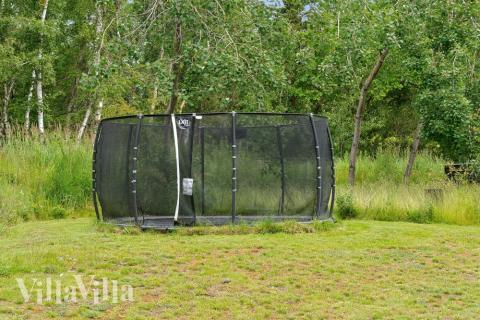 I det attraktive feriehuset nr. 513 i Lolland/Falster/Møn finnes det mengder av utendørsaktiviteter, som leketårn og huskestativ.