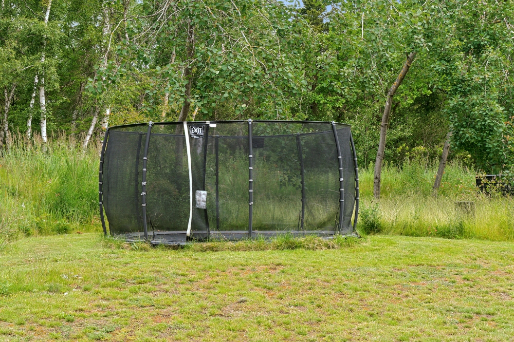 I det attraktive feriehuset nr. 513 i Lolland/Falster/Møn finnes det mengder av utendørsaktiviteter, som leketårn og huskestativ.
