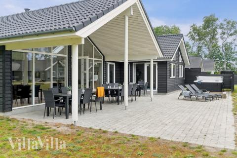 Nyt en grillkveld på terrassen i luksushus nr. 513 i Lolland/Falster/Møn