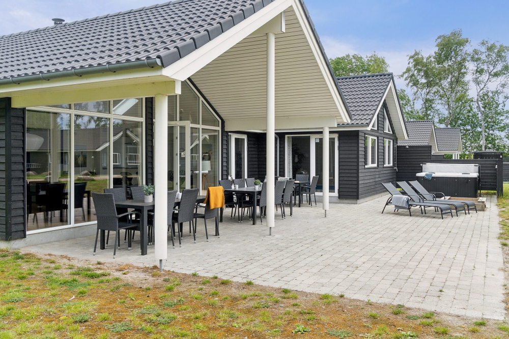 Nyt en grillkveld på terrassen i luksushus nr. 513 i Lolland/Falster/Møn