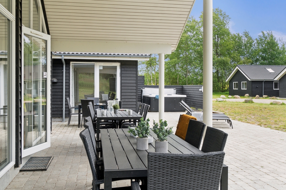 Luksushus nr. 513 har en deilig terrasse med gode hagemøbler til 16 personer.
