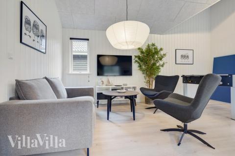 Sofaen i luksushus nr. 509 i Lolland/Falster/Møn er perfekt for å hygge seg med et brettspill eller se en film sammen.